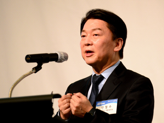 12일 안철수 국민의당 대선 후보가 인천시 연수구 쉐라톤 그랜드 인천호텔에서 열린 '제20대 대선후보 초청 새얼아침대화 강연회'에서 강연하고 있다. 인천사진공동취재단=연합뉴스.